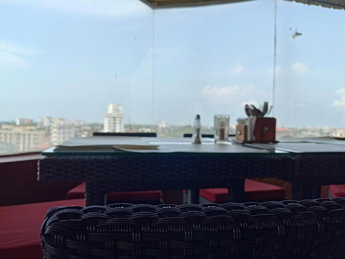 โฮเต็ล เพรซิเด้นซี่ Hotel Kochi ภายนอก รูปภาพ