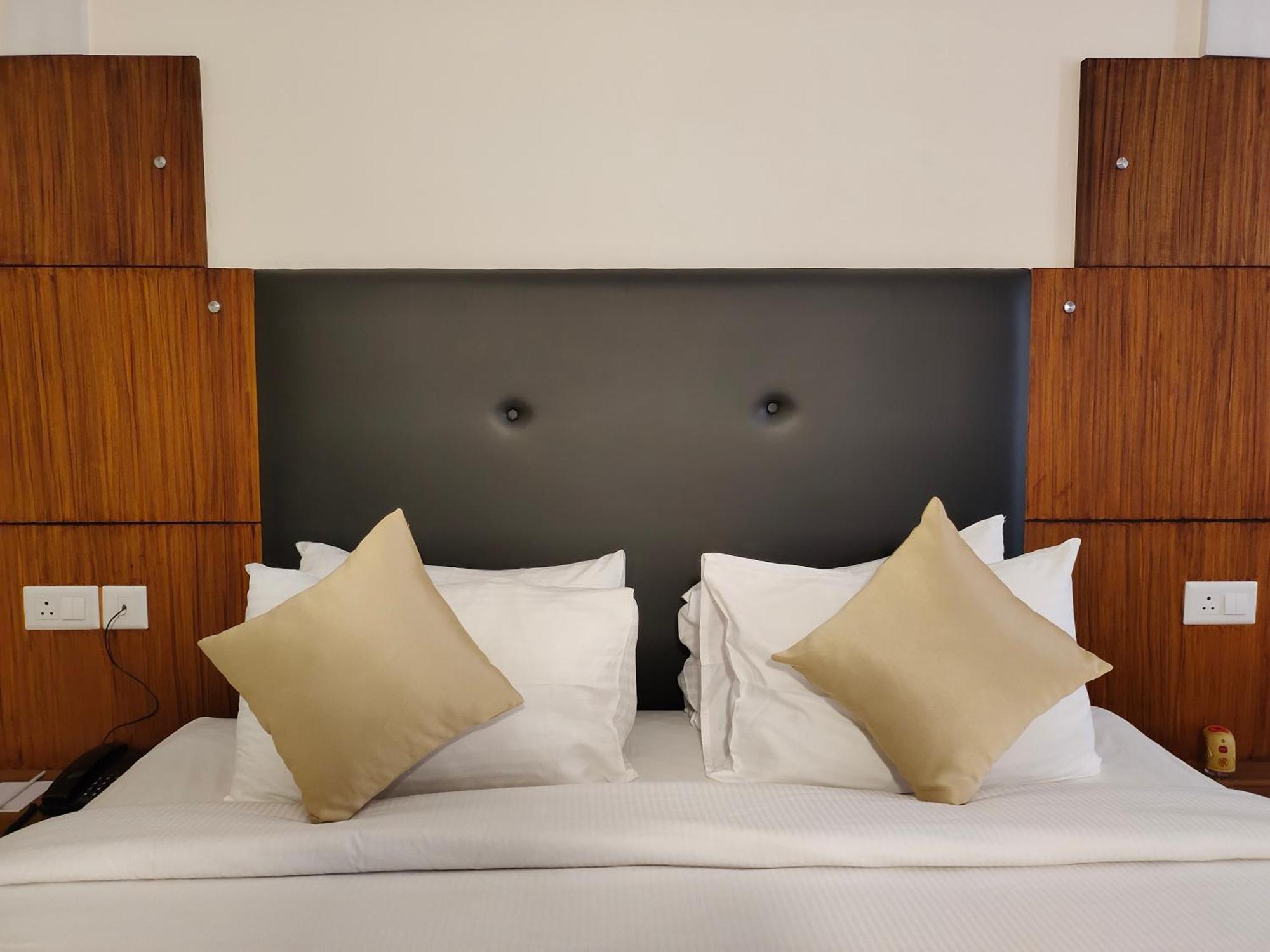 โฮเต็ล เพรซิเด้นซี่ Hotel Kochi ภายนอก รูปภาพ