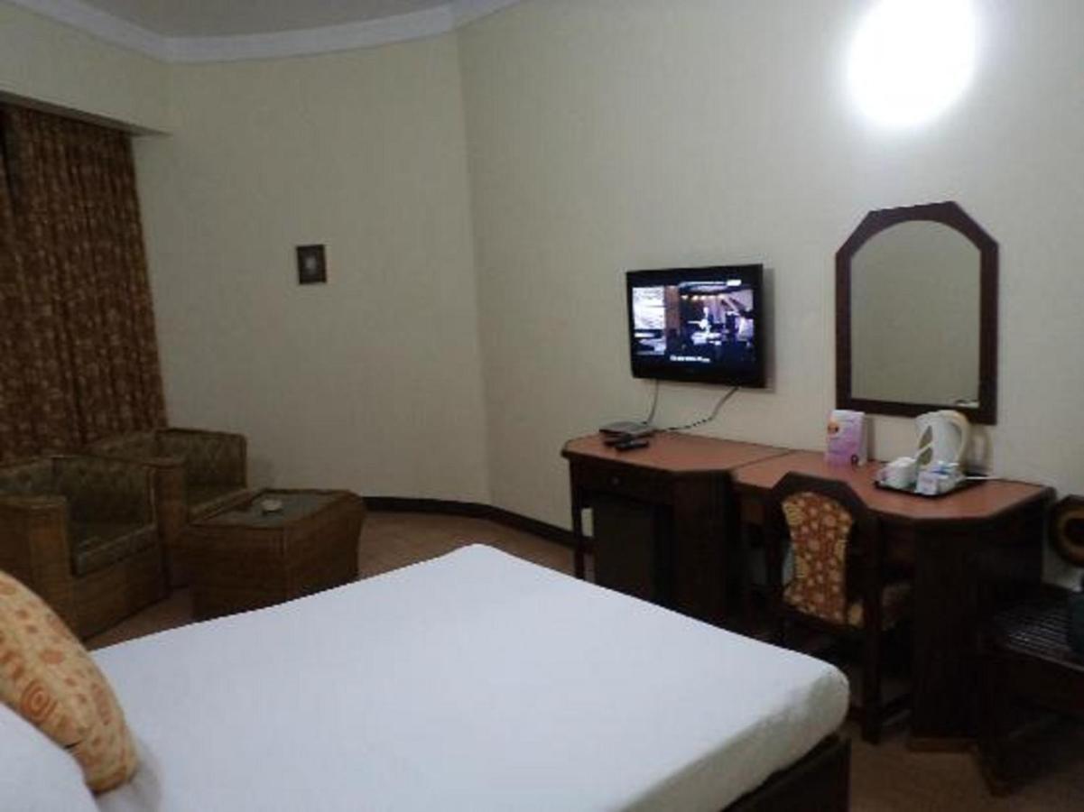 โฮเต็ล เพรซิเด้นซี่ Hotel Kochi ภายนอก รูปภาพ